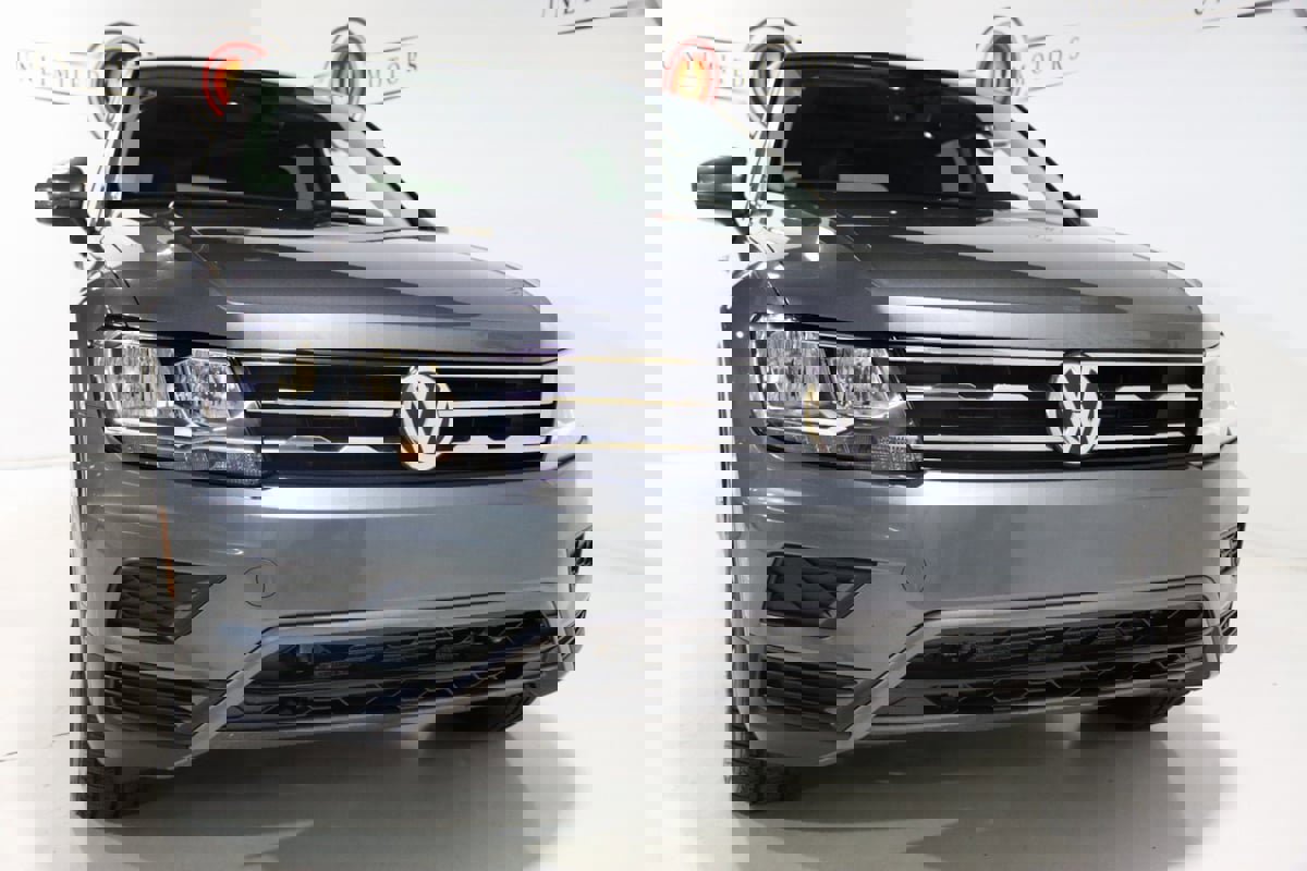 Used 2021 Volkswagen Tiguan SE w/ Panoramic Sunroof Package image 21