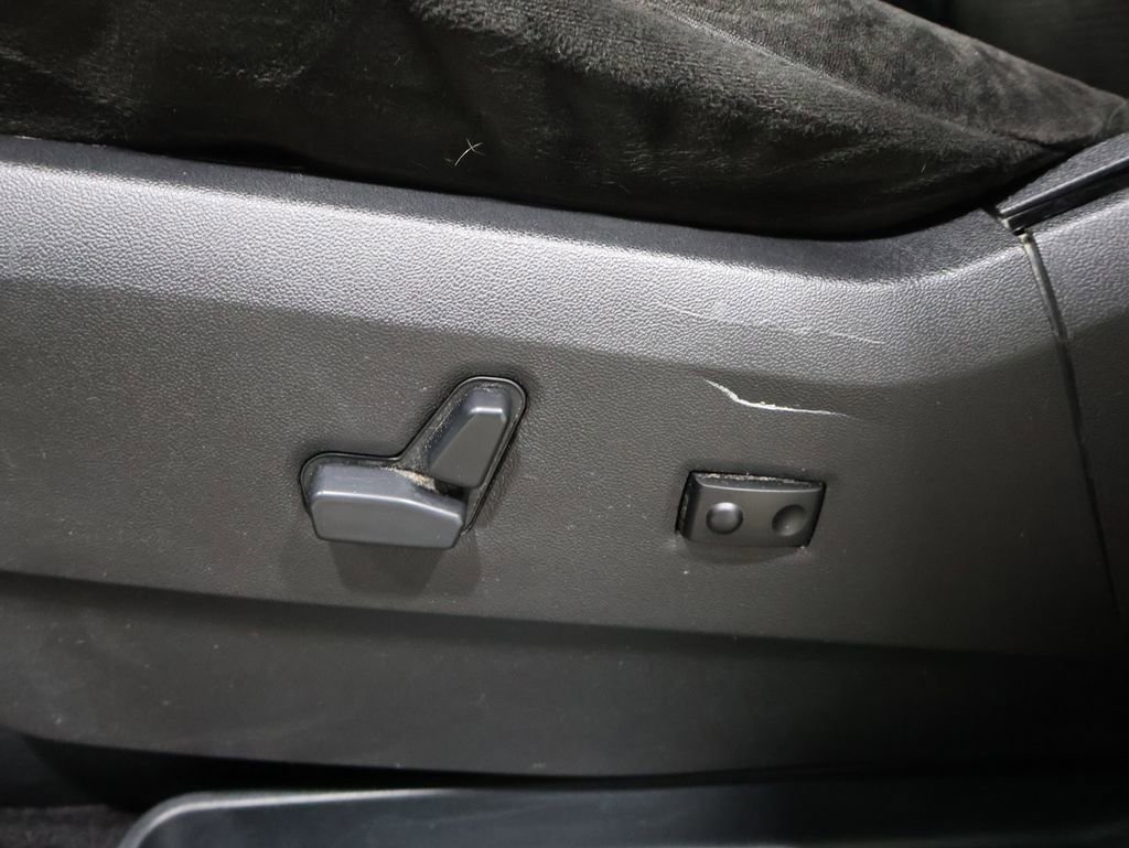 Used 2015 Chrysler Town & Country Touring image 10