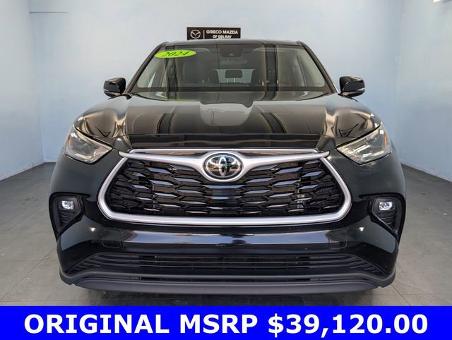 Used 2024 Toyota Highlander LE FWD image 2