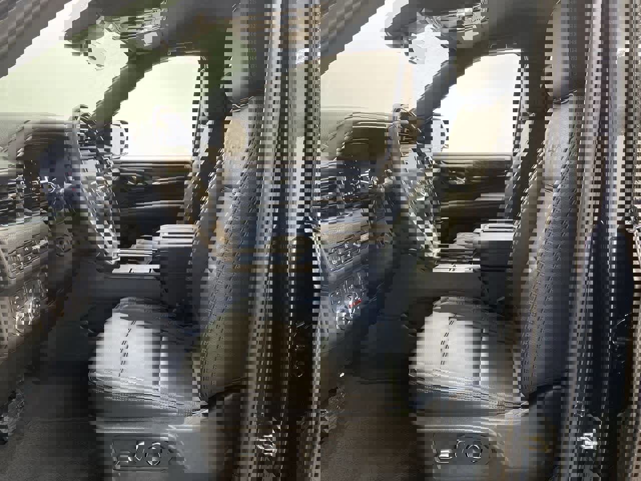 Used 2024 GMC Yukon Denali w/ Advanced Technology Package image 13