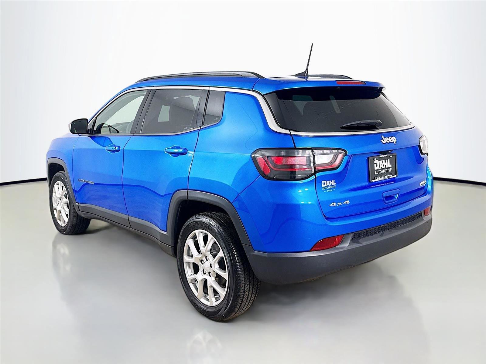 Used 2023 Jeep Compass Latitude w/ Sun and Sound Group image 10