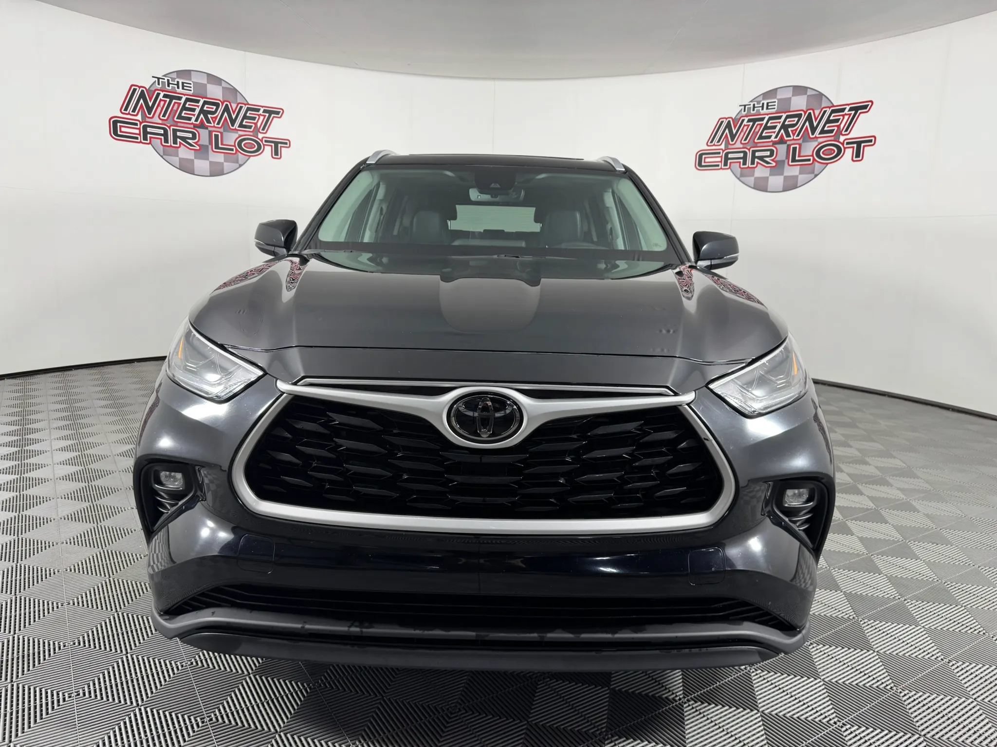 Used 2023 Toyota Highlander XLE AWD/4WD image 2
