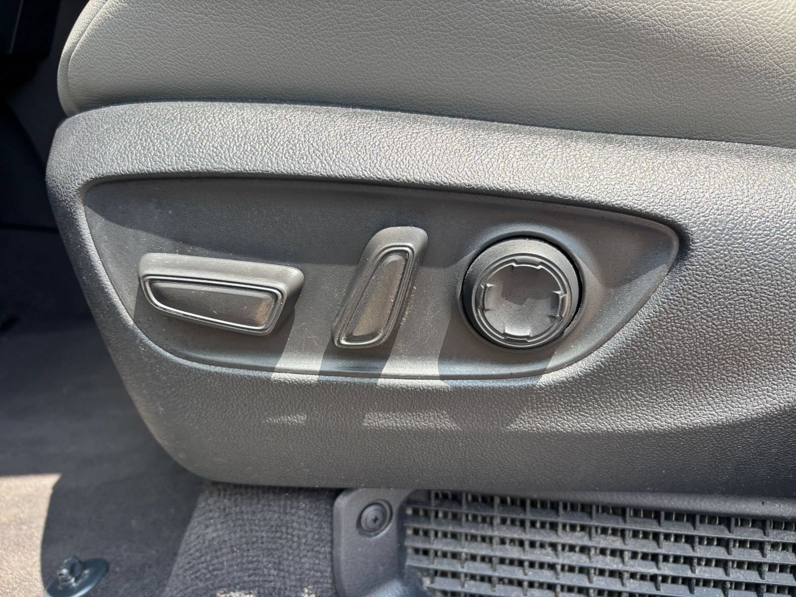Used 2025 Toyota Sienna XLE FWD image 21