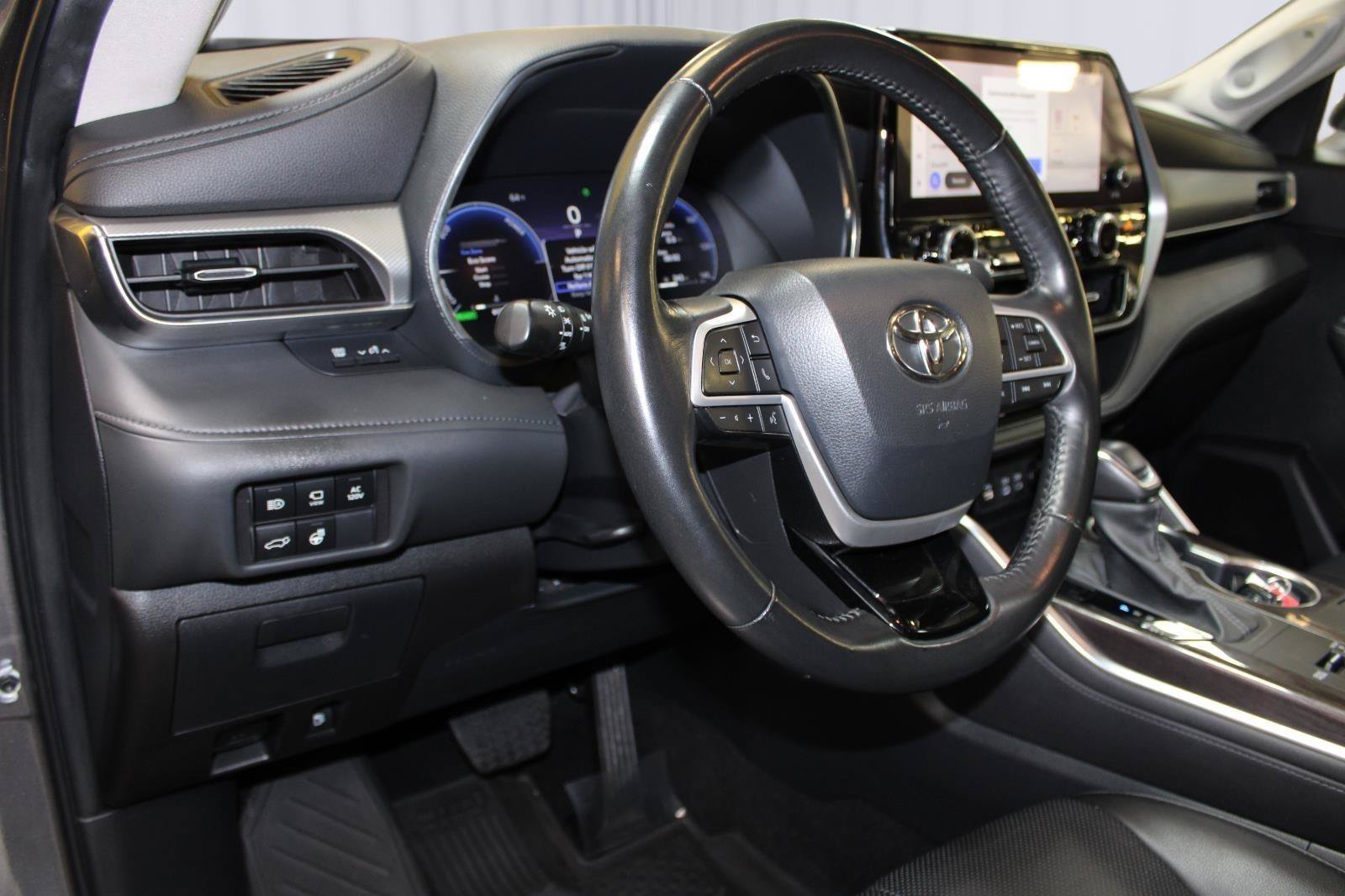Used 2024 Toyota Highlander Platinum AWD/4WD image 16