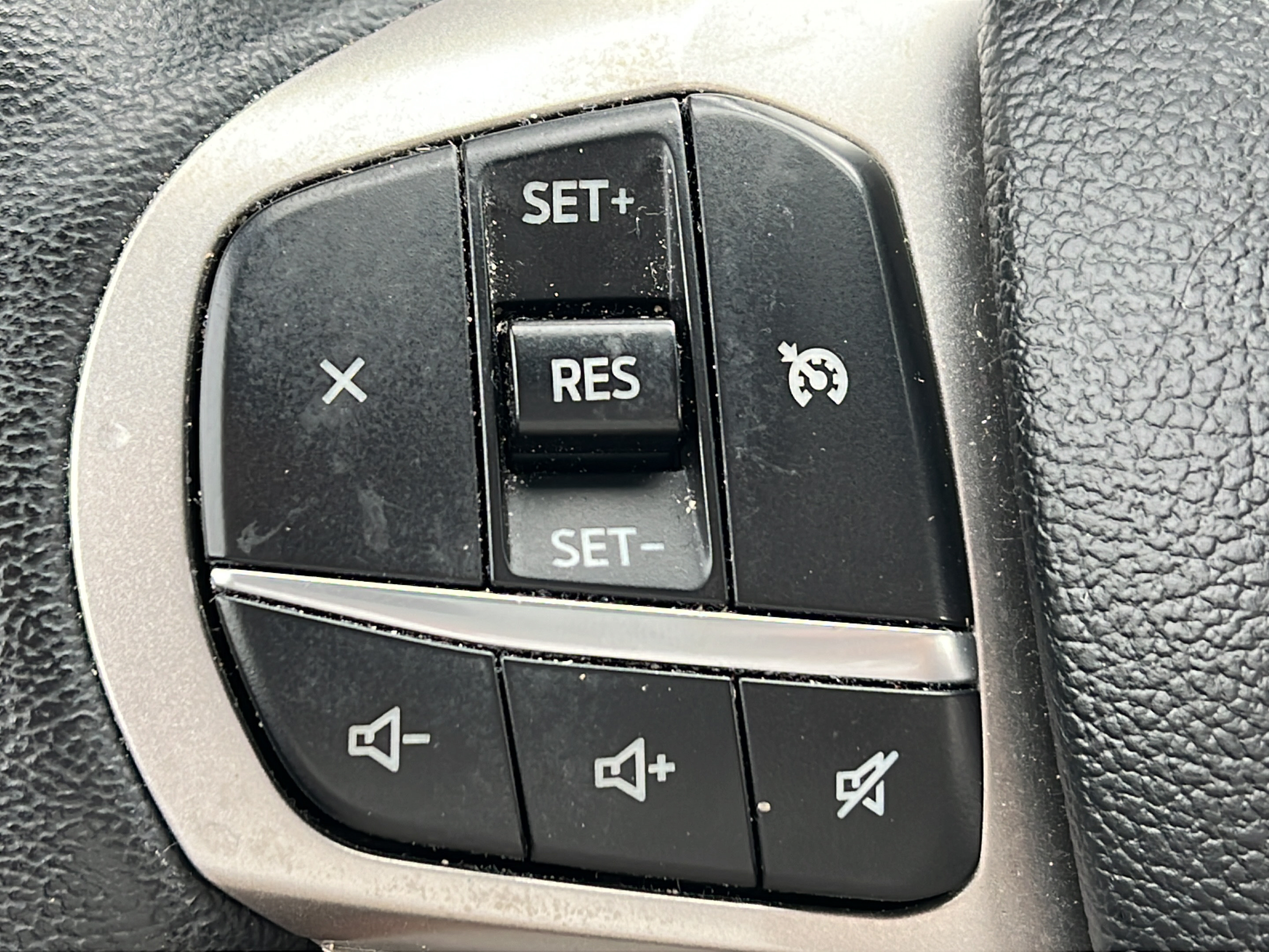 Used 2023 Ford Explorer XLT w/ Equipment Group 202A AWD/4WD image 19