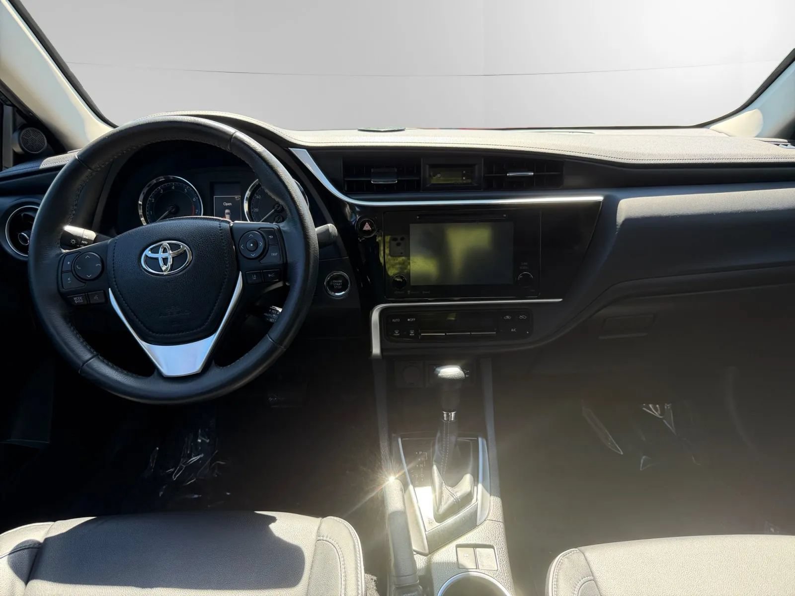 Used 2018 Toyota Corolla XLE FWD image 11