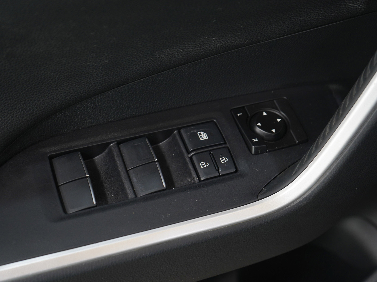 Used 2019 Toyota RAV4 Limited image 20