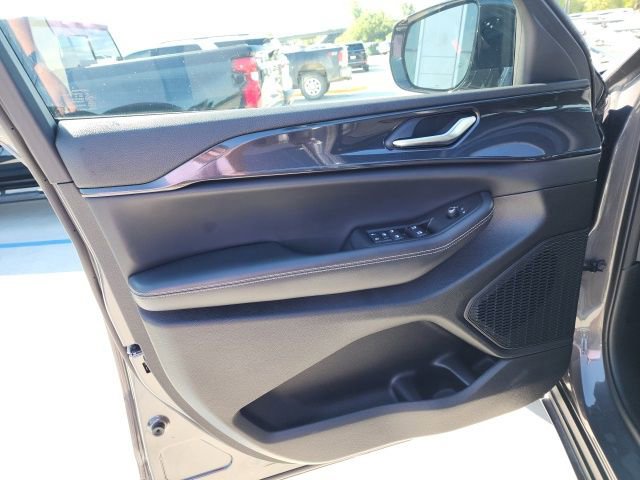 Used 2023 Jeep Grand Cherokee Altitude image 41