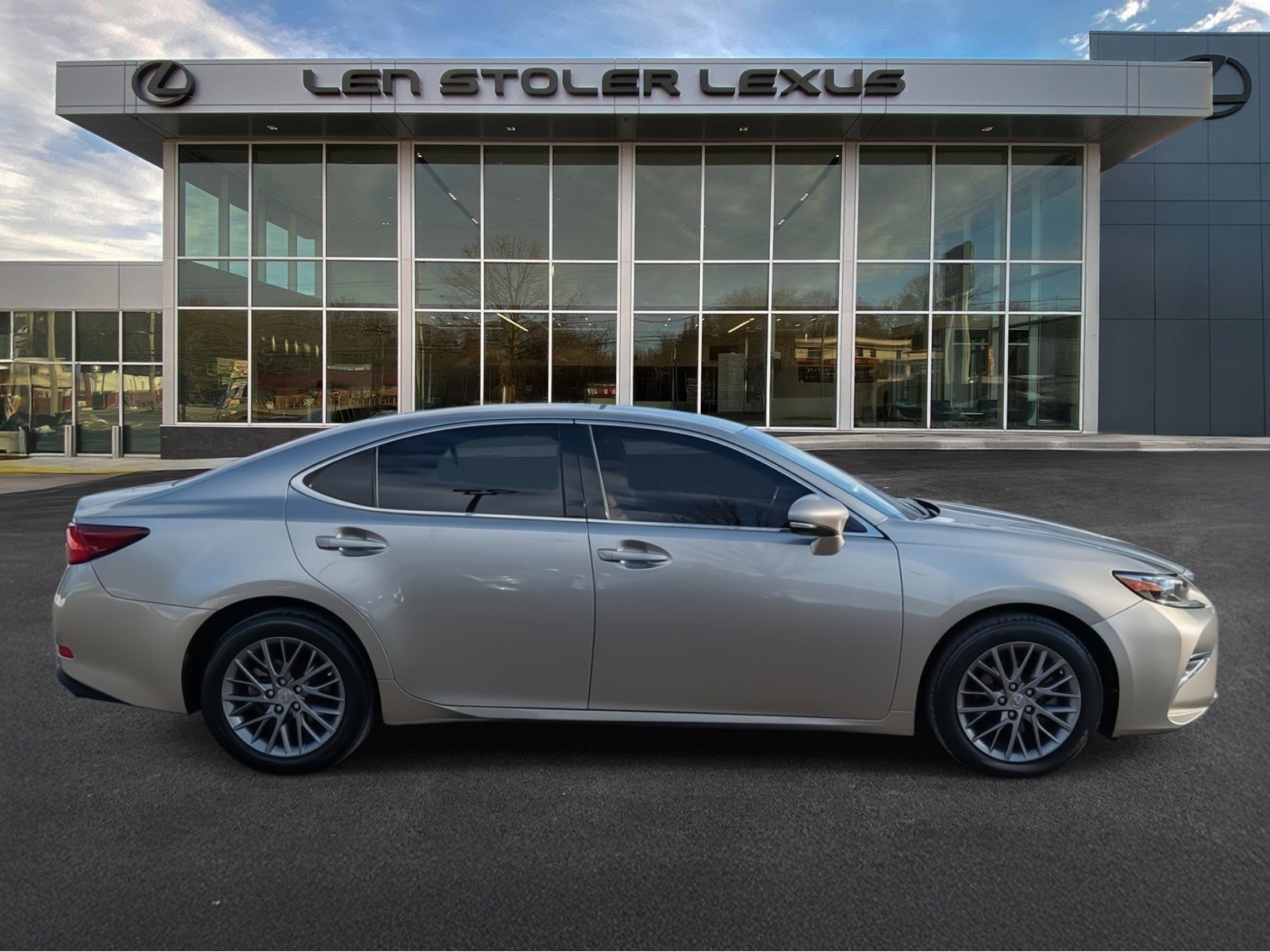 Used 2018 Lexus ES 350 w/ Navigation System Package image 2