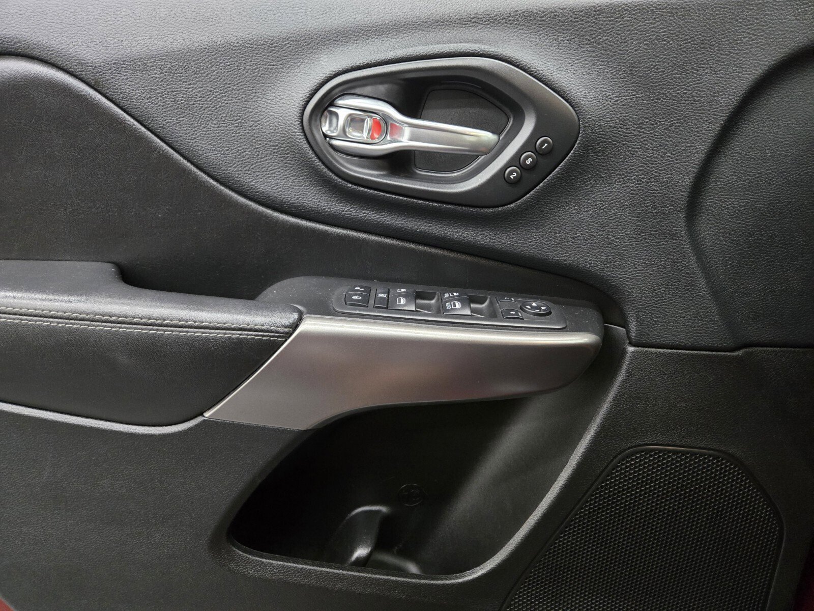 Used 2019 Jeep Cherokee Limited FWD image 14