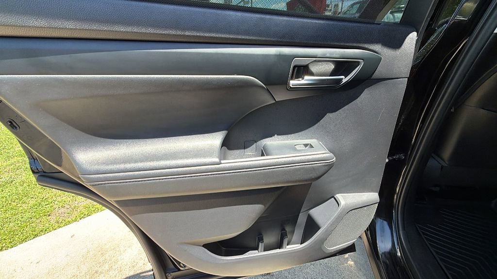Used 2021 Toyota Highlander XLE FWD image 14