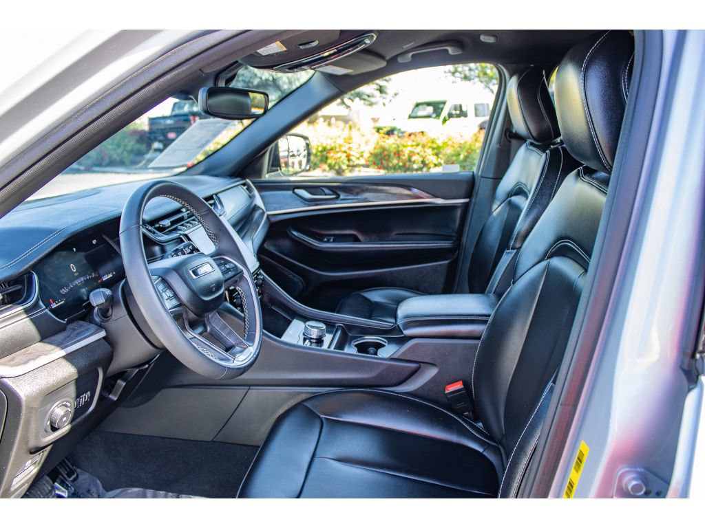 Used 2024 Jeep Grand Cherokee L Limited AWD/4WD image 32