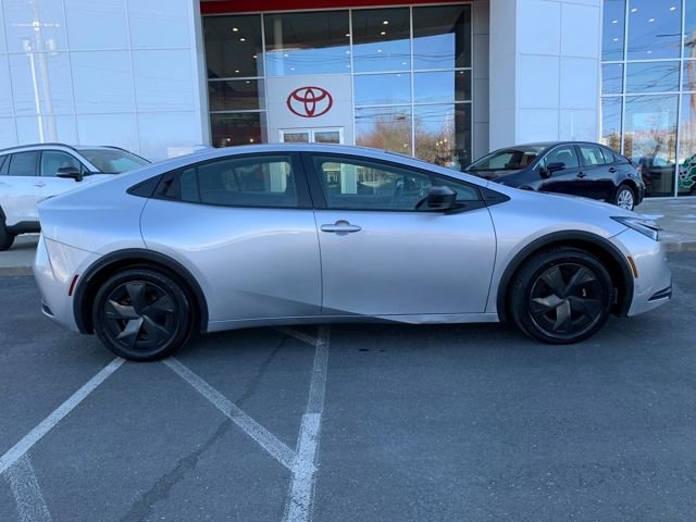 Used 2023 Toyota Prius LE image 2