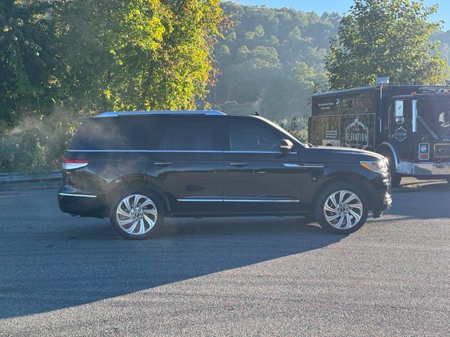 Used 2024 Lincoln Navigator Reserve AWD/4WD image 9
