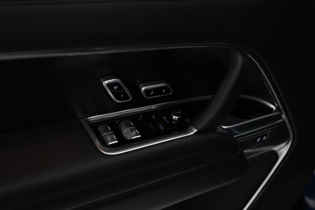 Used 2025 Land Rover Range Rover SE image 17