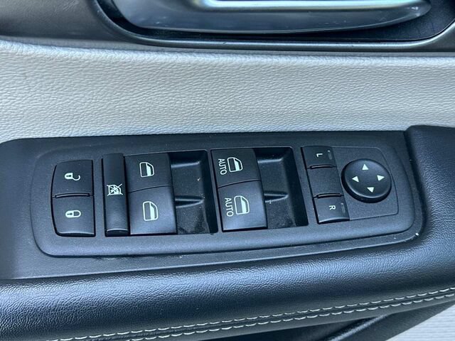 Used 2023 Chrysler Pacifica Touring-L FWD image 13