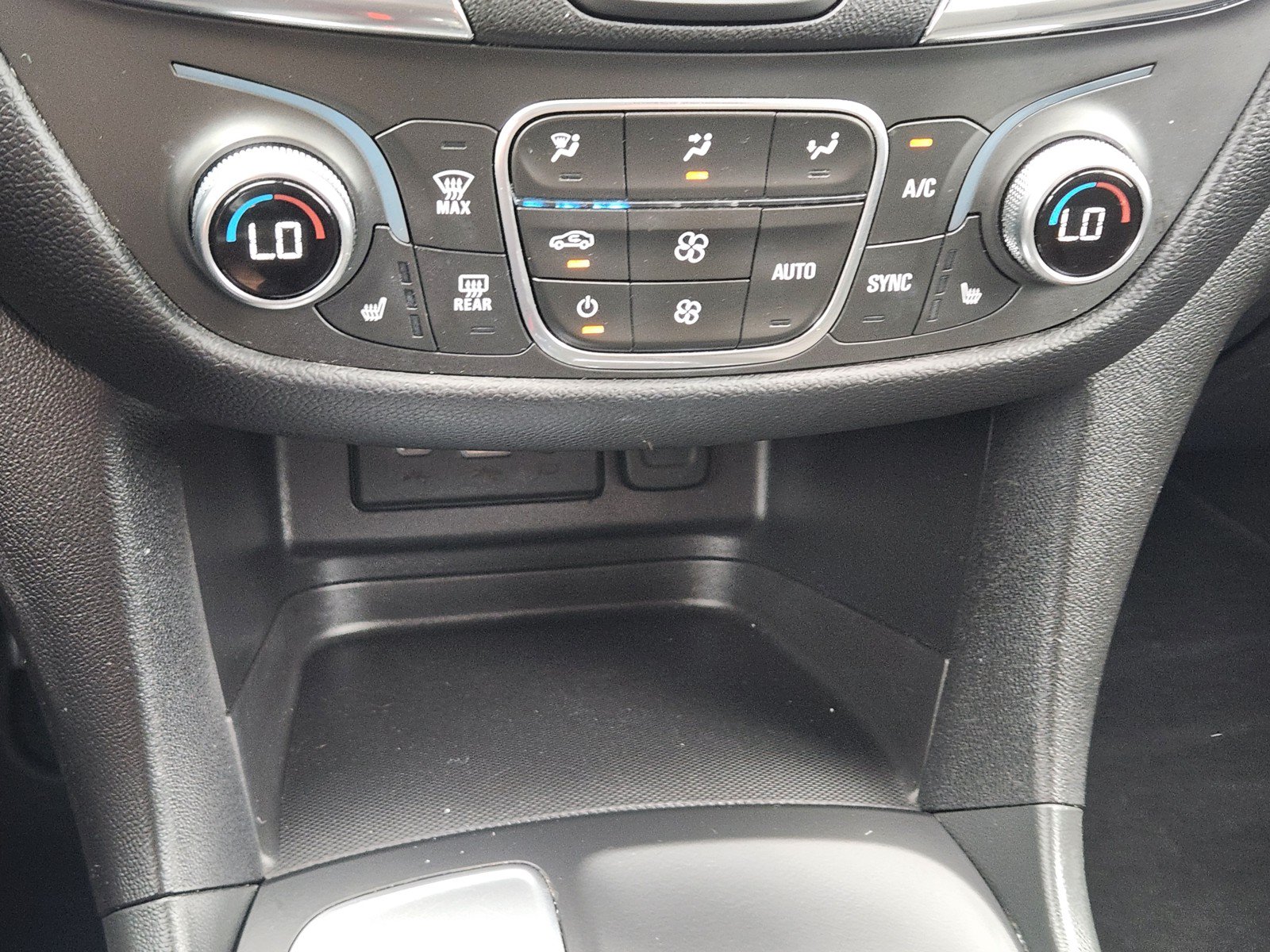 Used 2019 Chevrolet Equinox LT w/ Driver Convenience Package FWD image 14