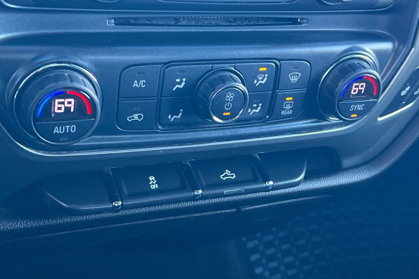 Used 2018 Chevrolet Silverado 1500 LT w/ All Star Edition image 19