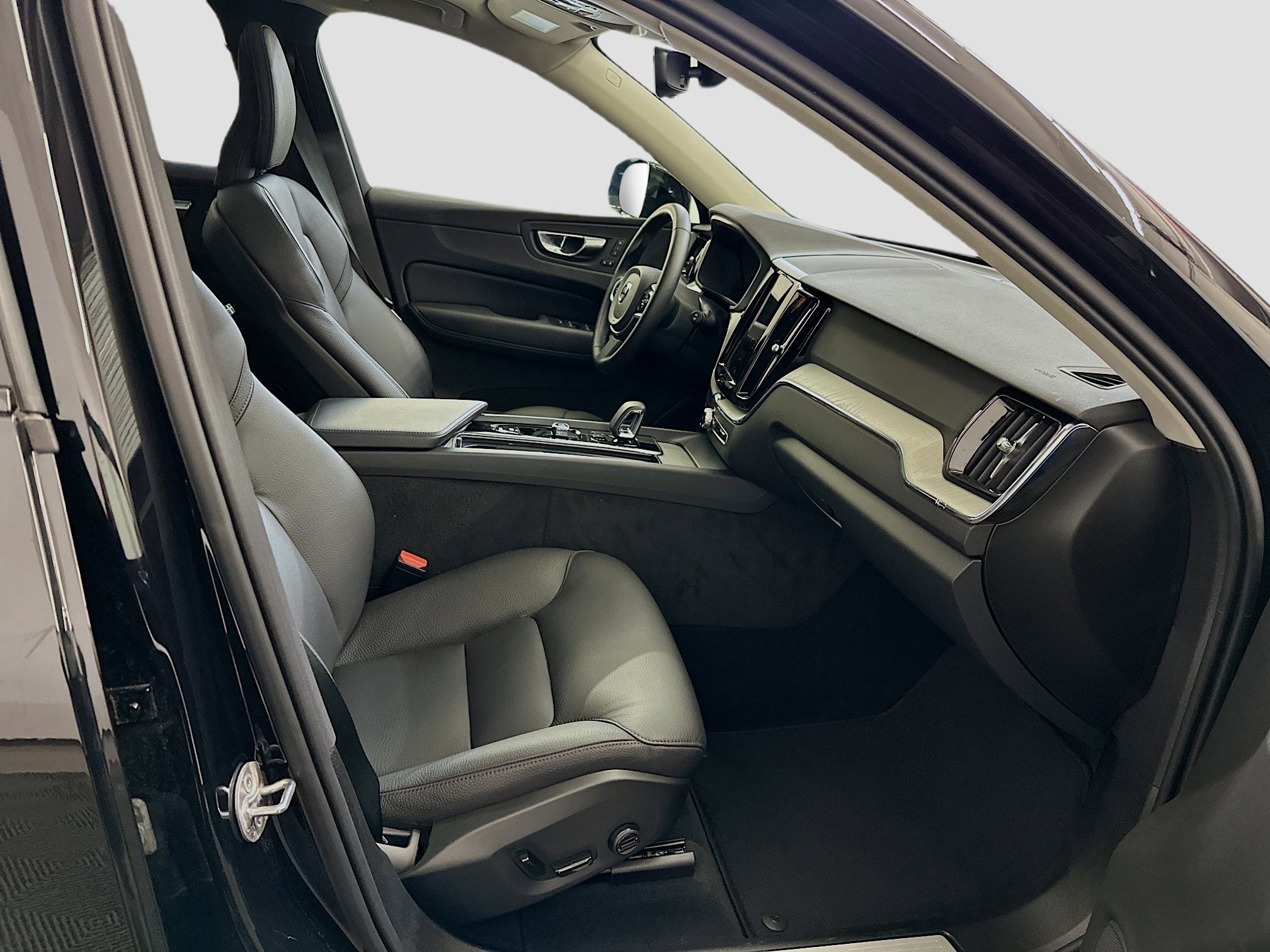 Used 2025 Volvo XC60 B5 Plus image 34