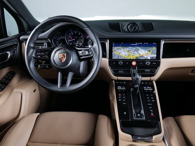 Certified 2025 Porsche Macan image 14
