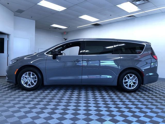 Used 2025 Chrysler Pacifica Select FWD image 12
