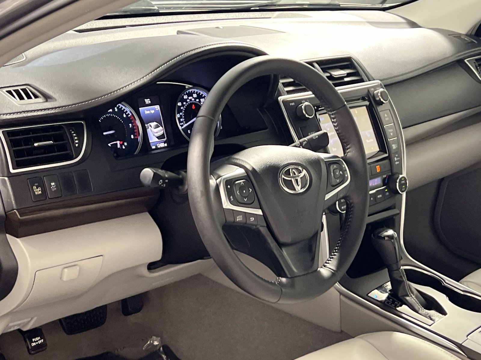 Used 2016 Toyota Camry XLE FWD image 14
