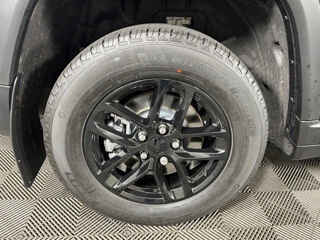 Used 2025 Jeep Grand Cherokee L Laredo image 12