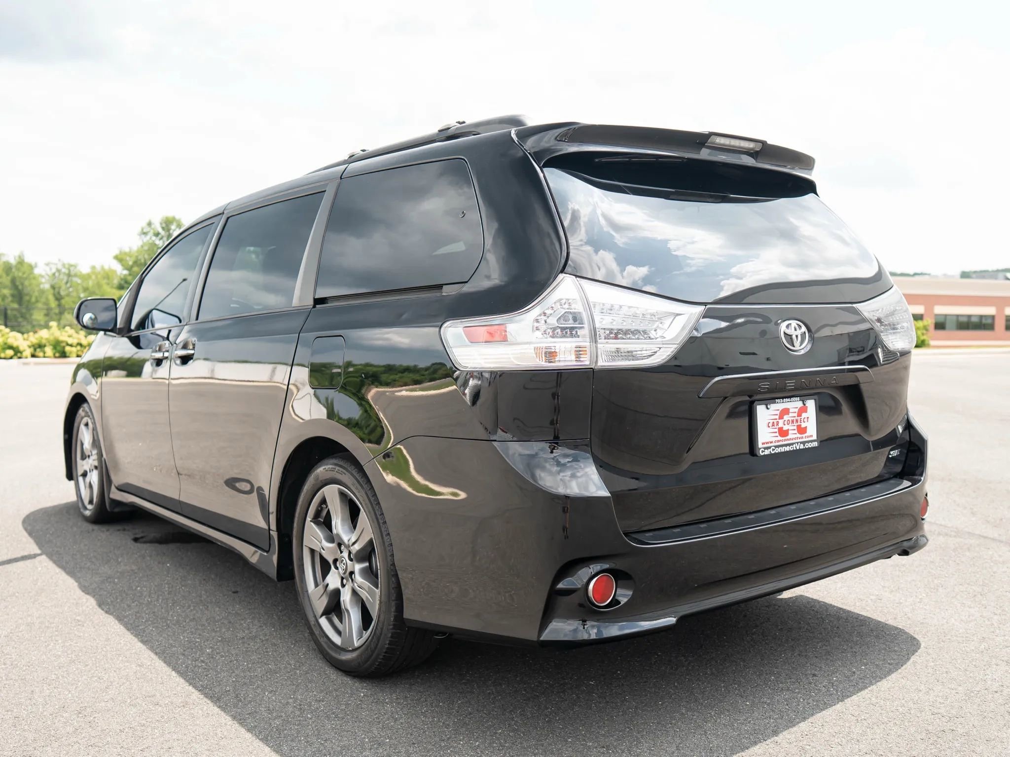 Used 2018 Toyota Sienna SE image 4