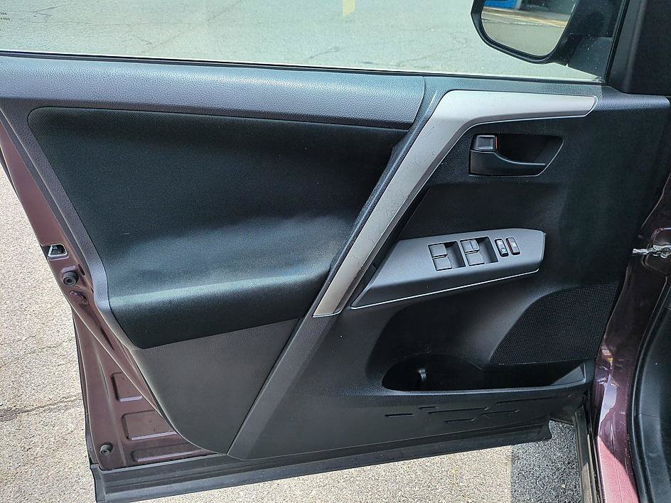 Used 2016 Toyota RAV4 LE FWD image 12