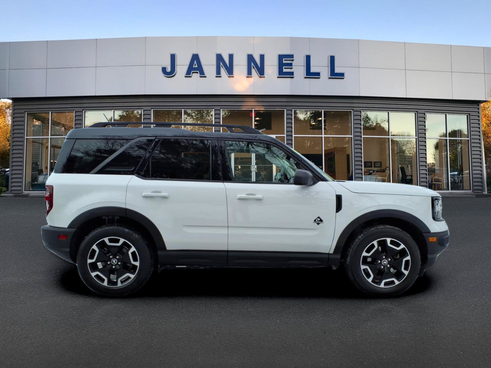Used 2022 Ford Bronco Sport Outer Banks w/ Tech Package AWD/4WD image 4