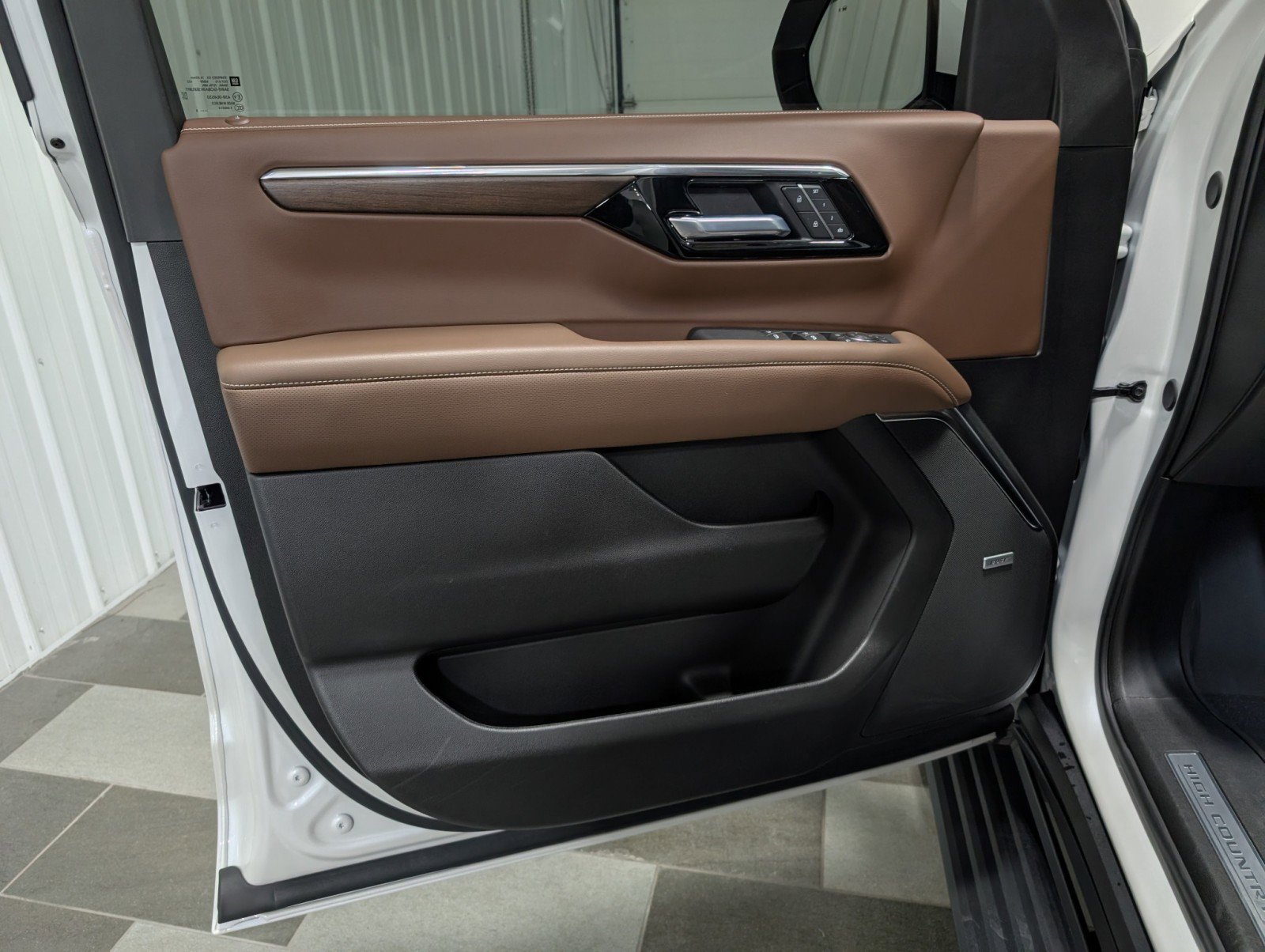 Used 2025 Chevrolet Suburban High Country image 14