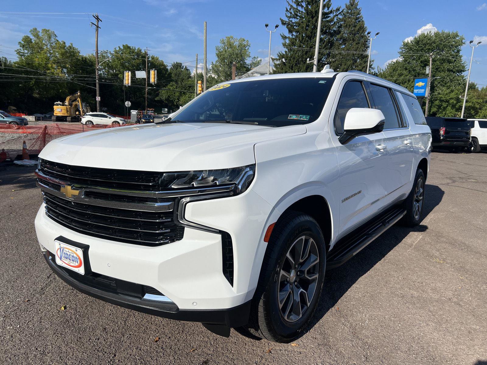 Used 2024 Chevrolet Suburban LT w/ Luxury Package AWD/4WD image 3