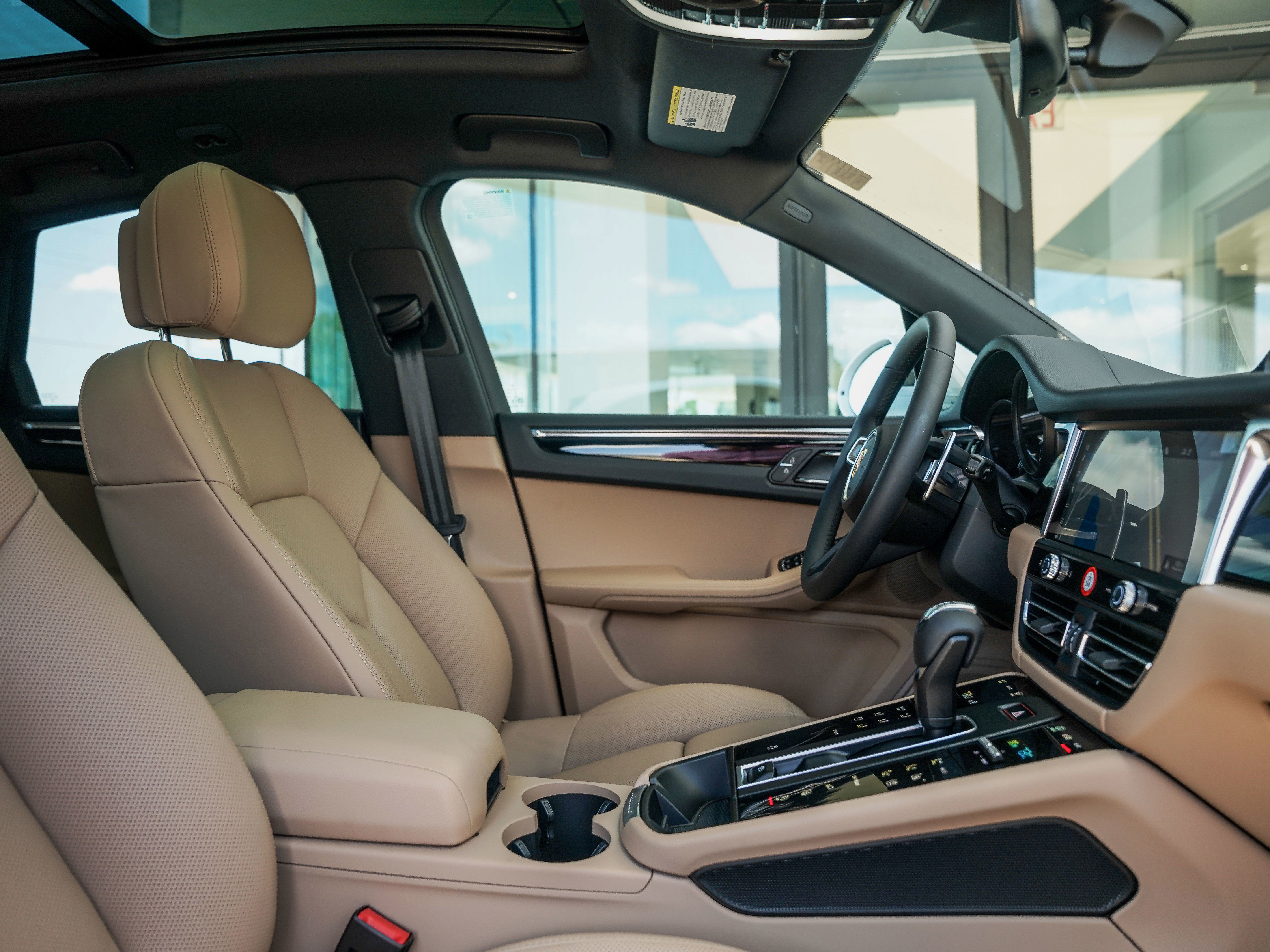 Certified 2025 Porsche Macan image 33