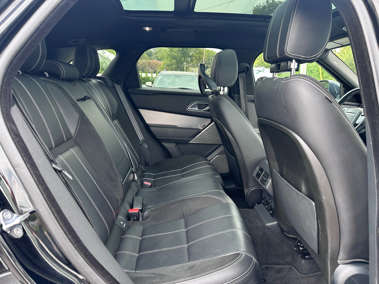 Used 2018 Land Rover Range Rover Velar R-Dynamic SE image 35