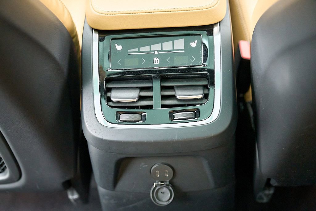 Certified 2024 Volvo XC90 T8 Ultimate AWD/4WD image 27