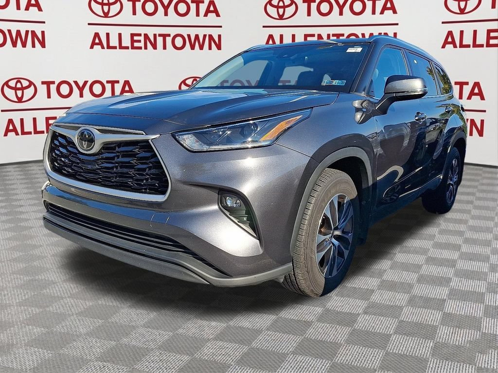 Used 2021 Toyota Highlander XLE AWD/4WD image 3