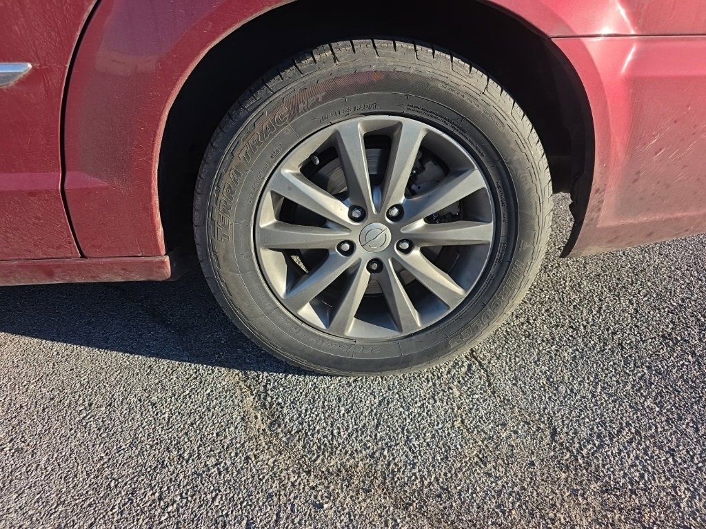 Used 2015 Chrysler Town & Country S image 9