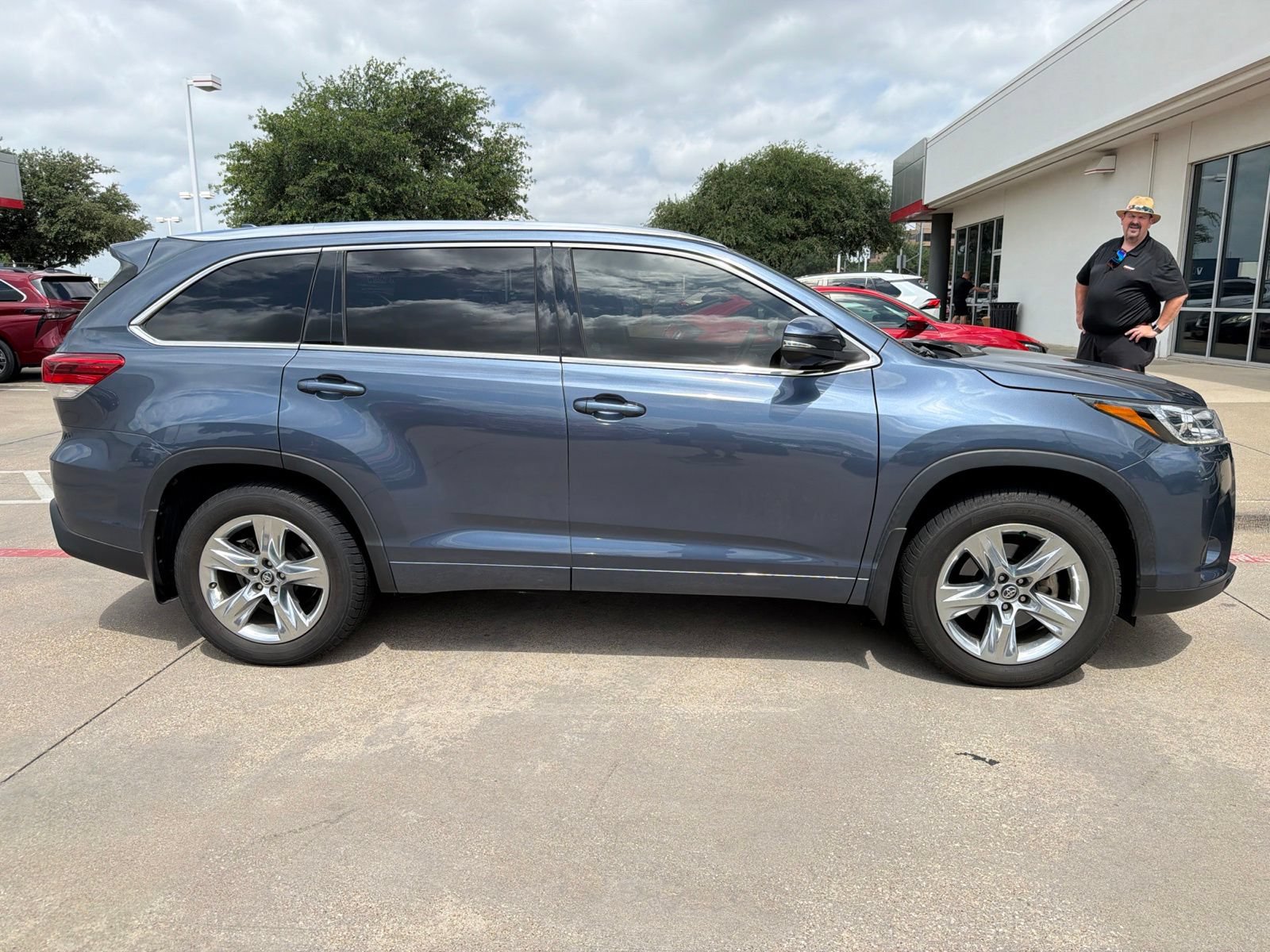 Used 2019 Toyota Highlander Limited FWD image 3