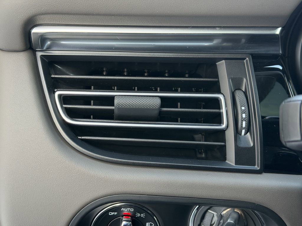 Used 2024 Porsche Macan BASE image 28