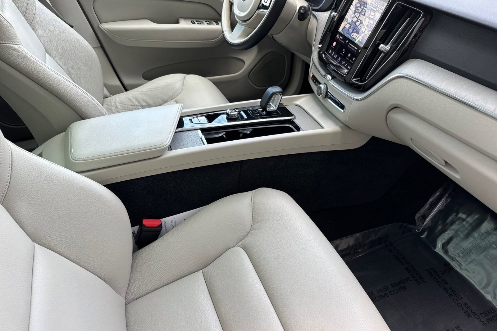 Used 2023 Volvo XC60 B5 Plus image 17