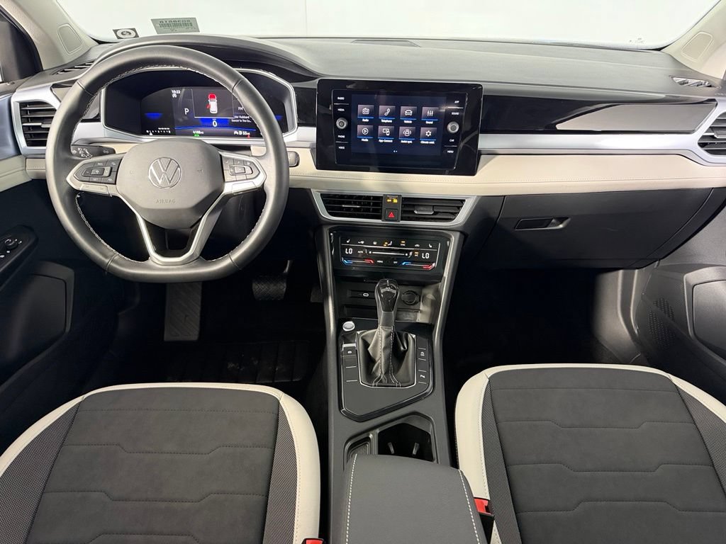 Used 2025 Volkswagen Taos SE w/ Panoramic Sunroof Package FWD image 14