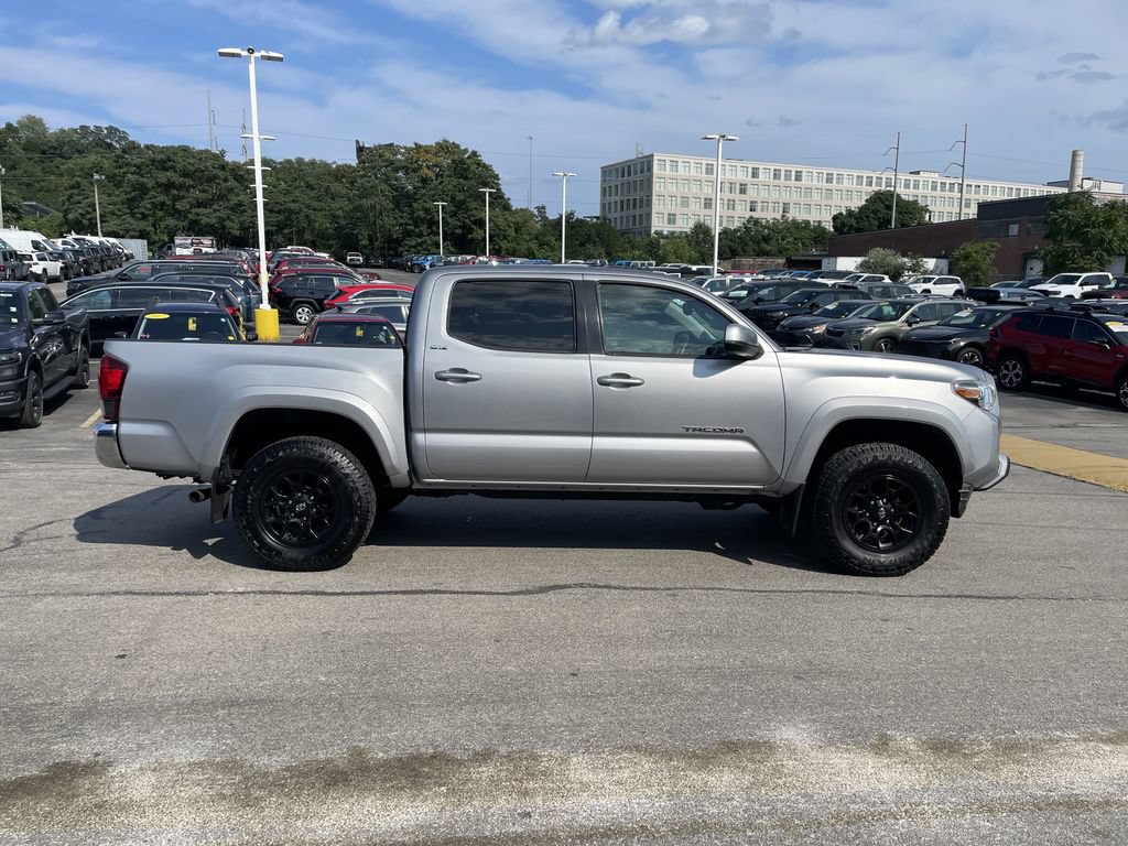 Used 2019 Toyota Tacoma SR5 AWD/4WD image 7