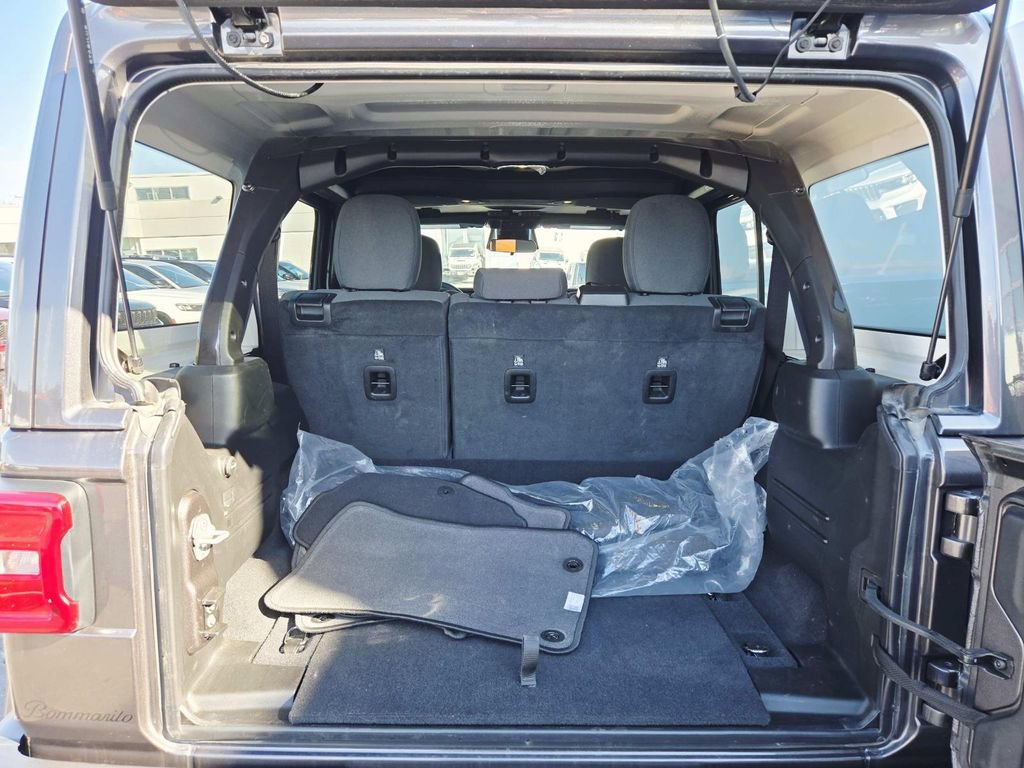 Used 2025 Jeep Wrangler Unlimited Sahara image 14