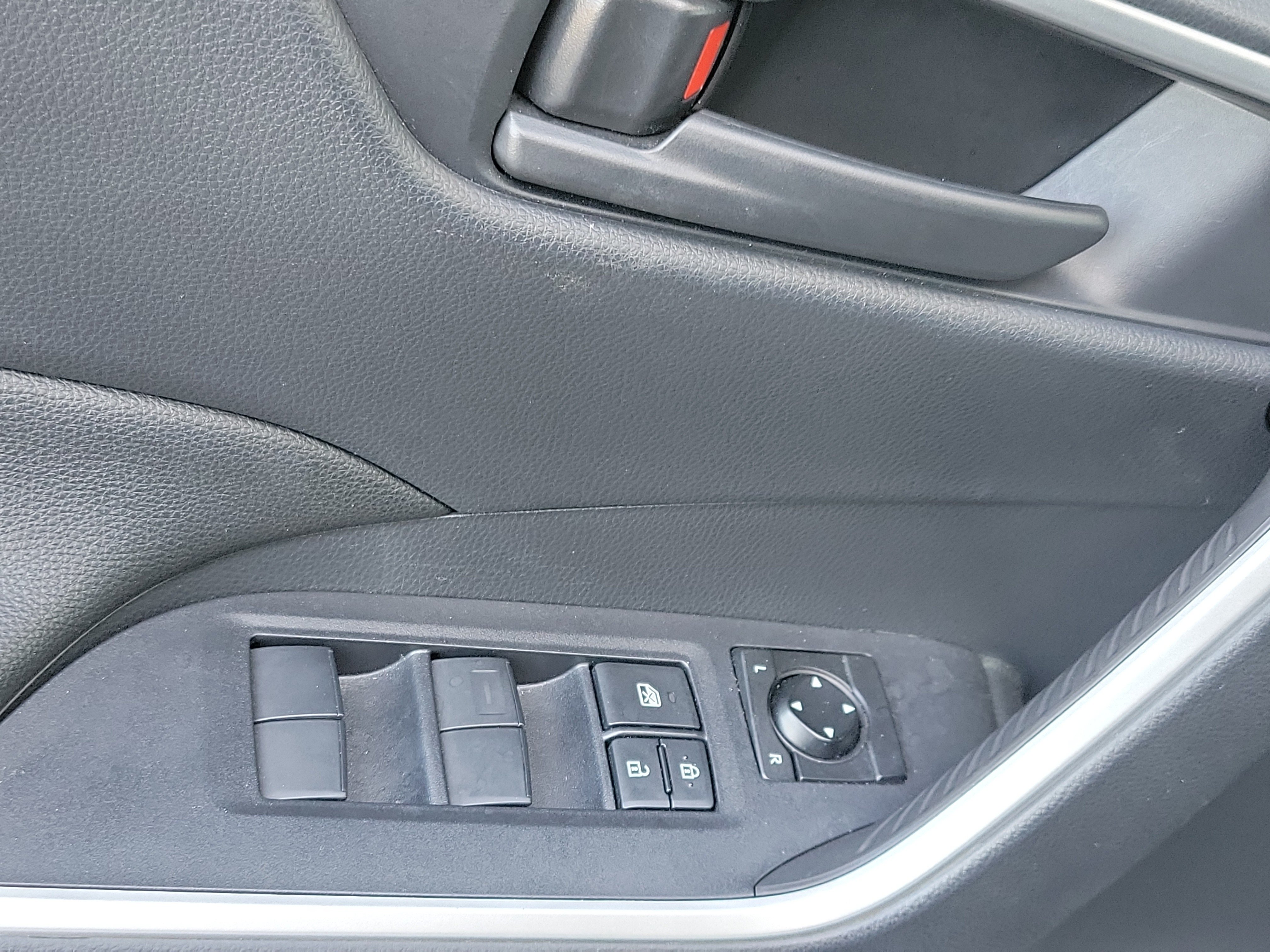 Used 2025 Toyota RAV4 LE AWD/4WD image 28