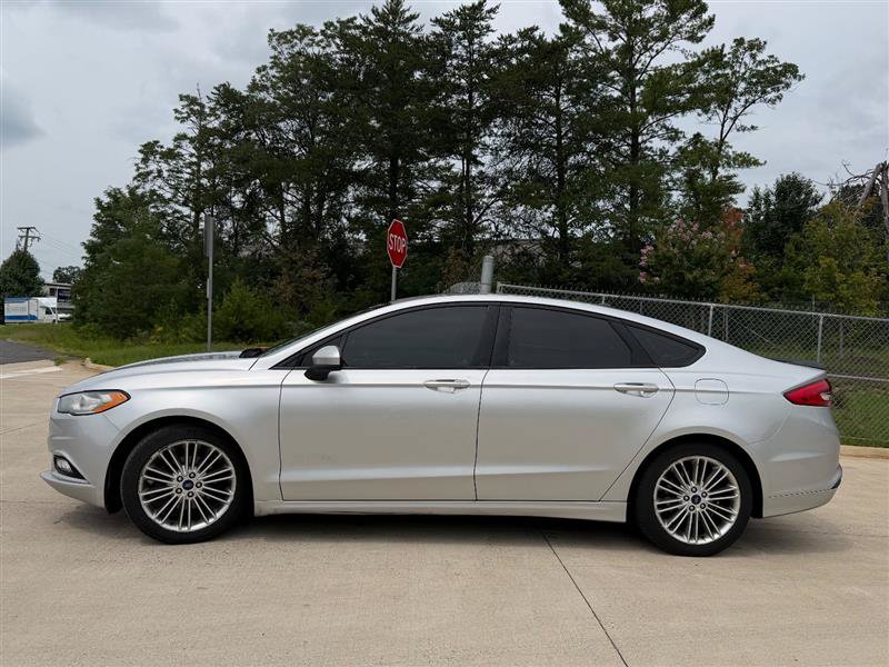 Used 2017 Ford Fusion SE FWD image 2