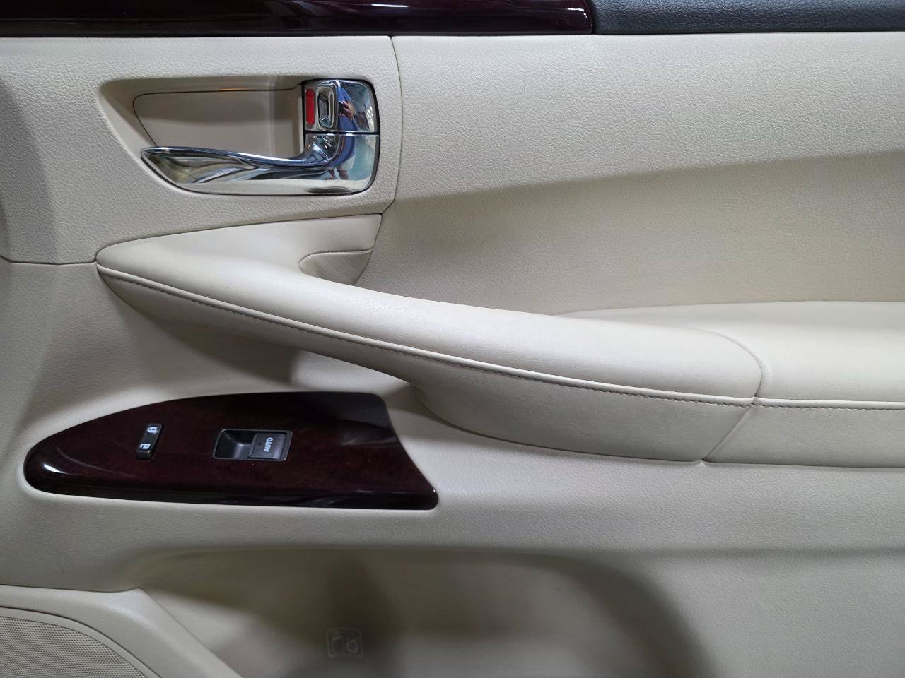 Used 2013 Lexus LX 570 4WD w/ Luxury Pkg w/Pre-crash image 33