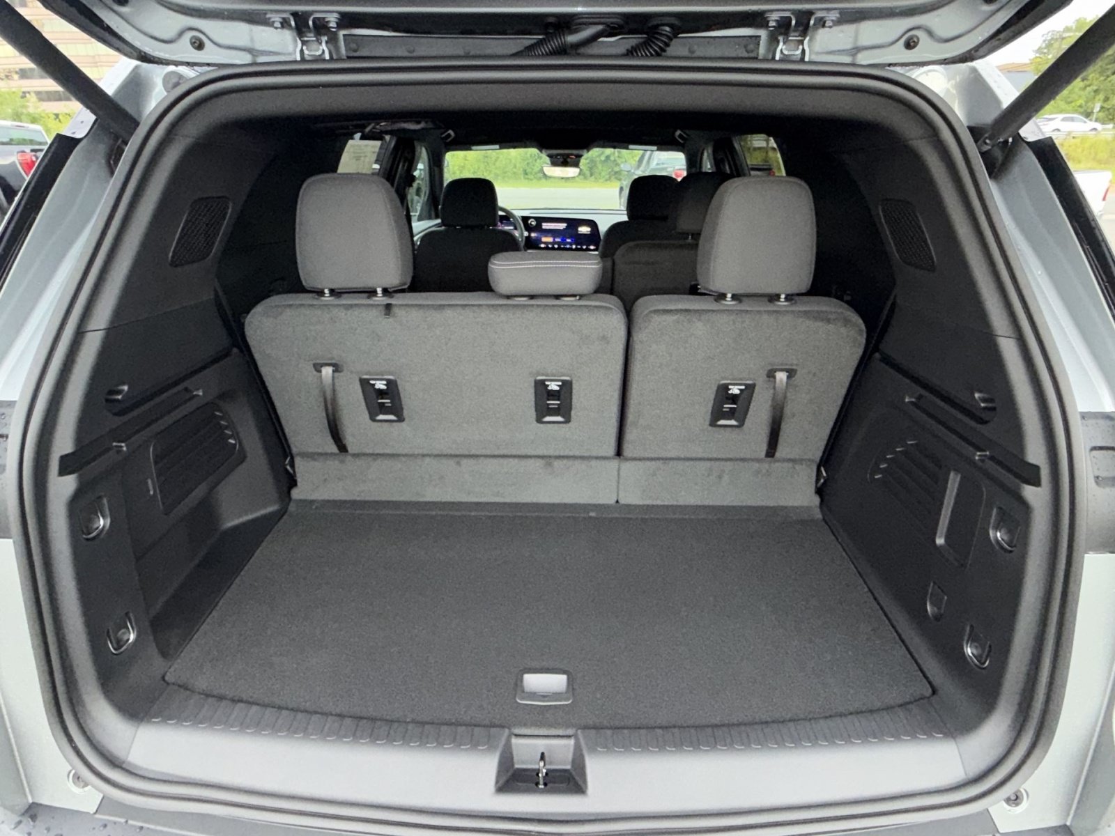 New 2027 Chevrolet Traverse LT w/ Midnight/Sport Edition FWD image 26