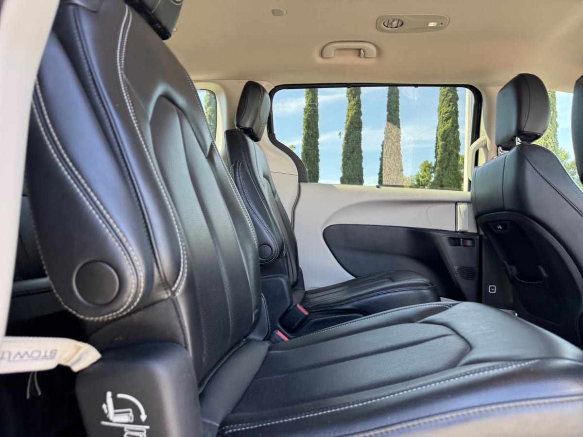 Used 2023 Chrysler Pacifica Touring-L FWD image 18