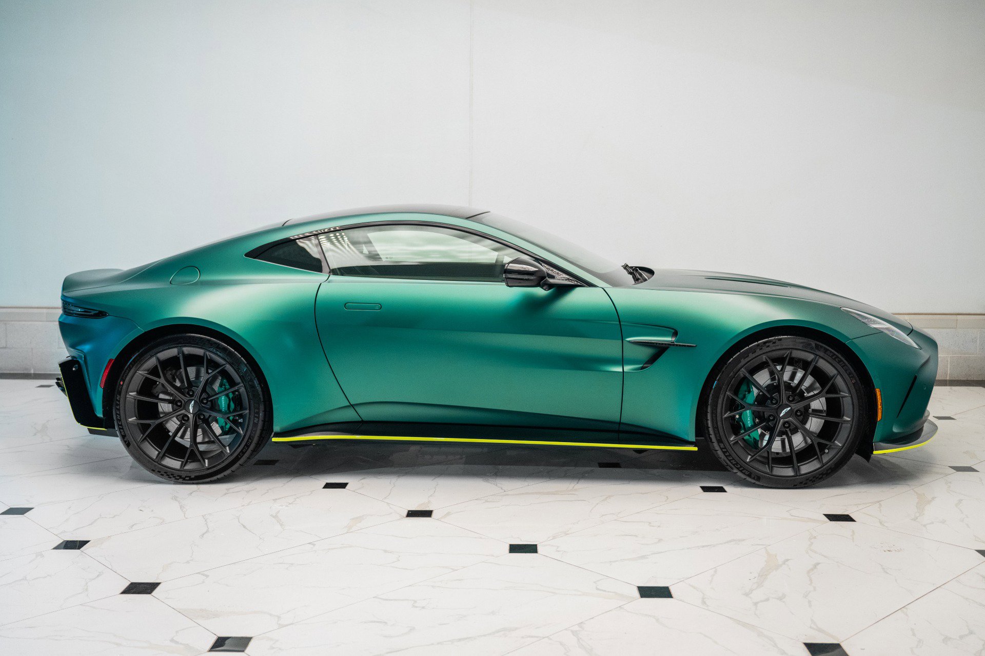 Used 2025 Aston Martin V8 Vantage Coupe image 38