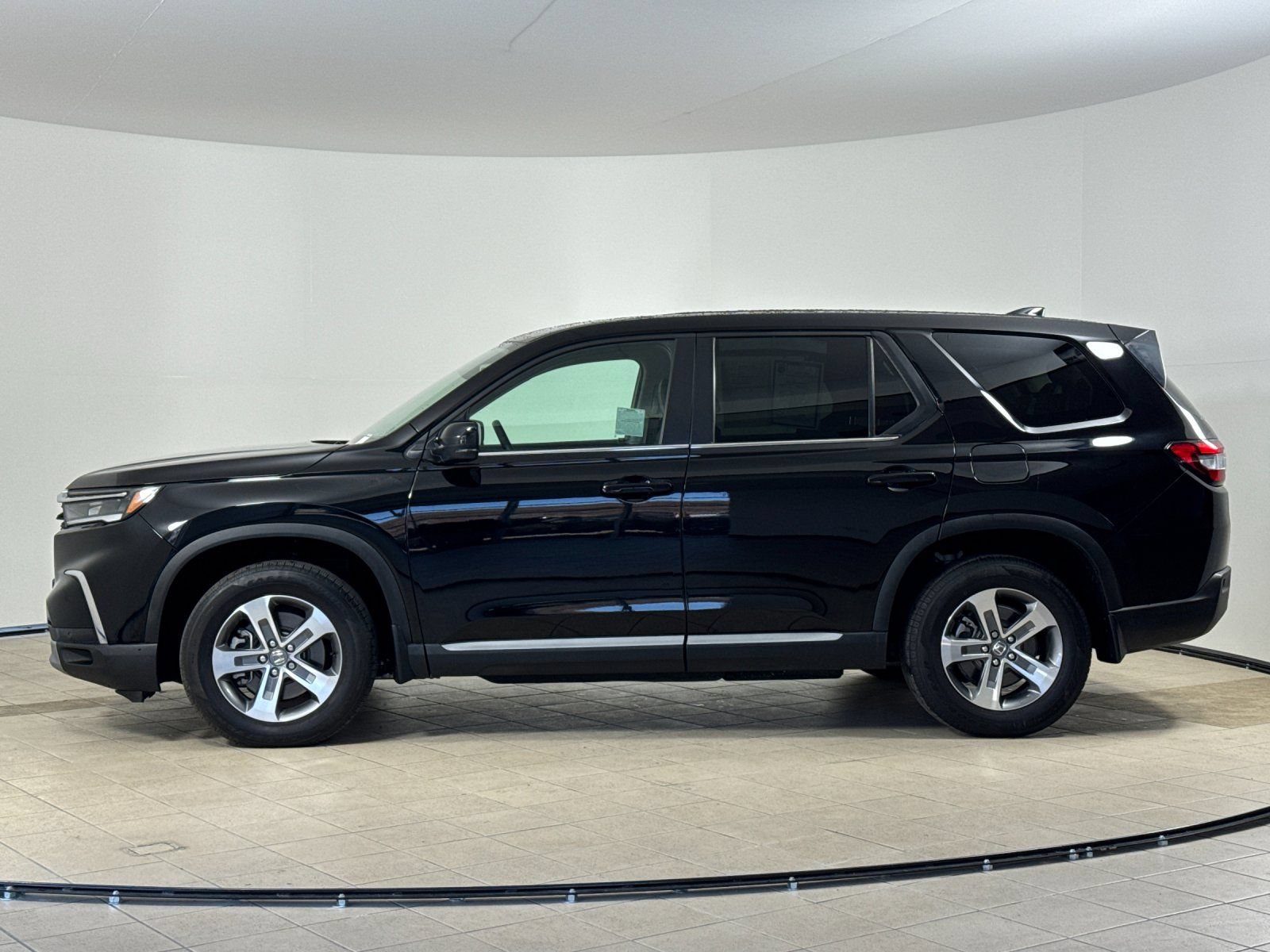 Used 2025 Honda Pilot EX-L image 3